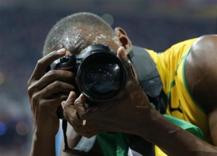 Usain Bolt giằng minh ảnh chụp một phóng viên sau khi giành huy chương Vàng ở nội dung 200m.